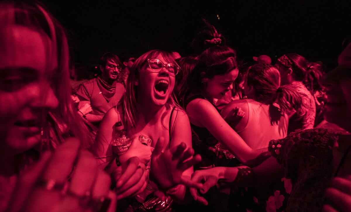 La multitud baila al sonido de The Regrettes en el Festival de Música y Arte de Coachella Valley en Indio