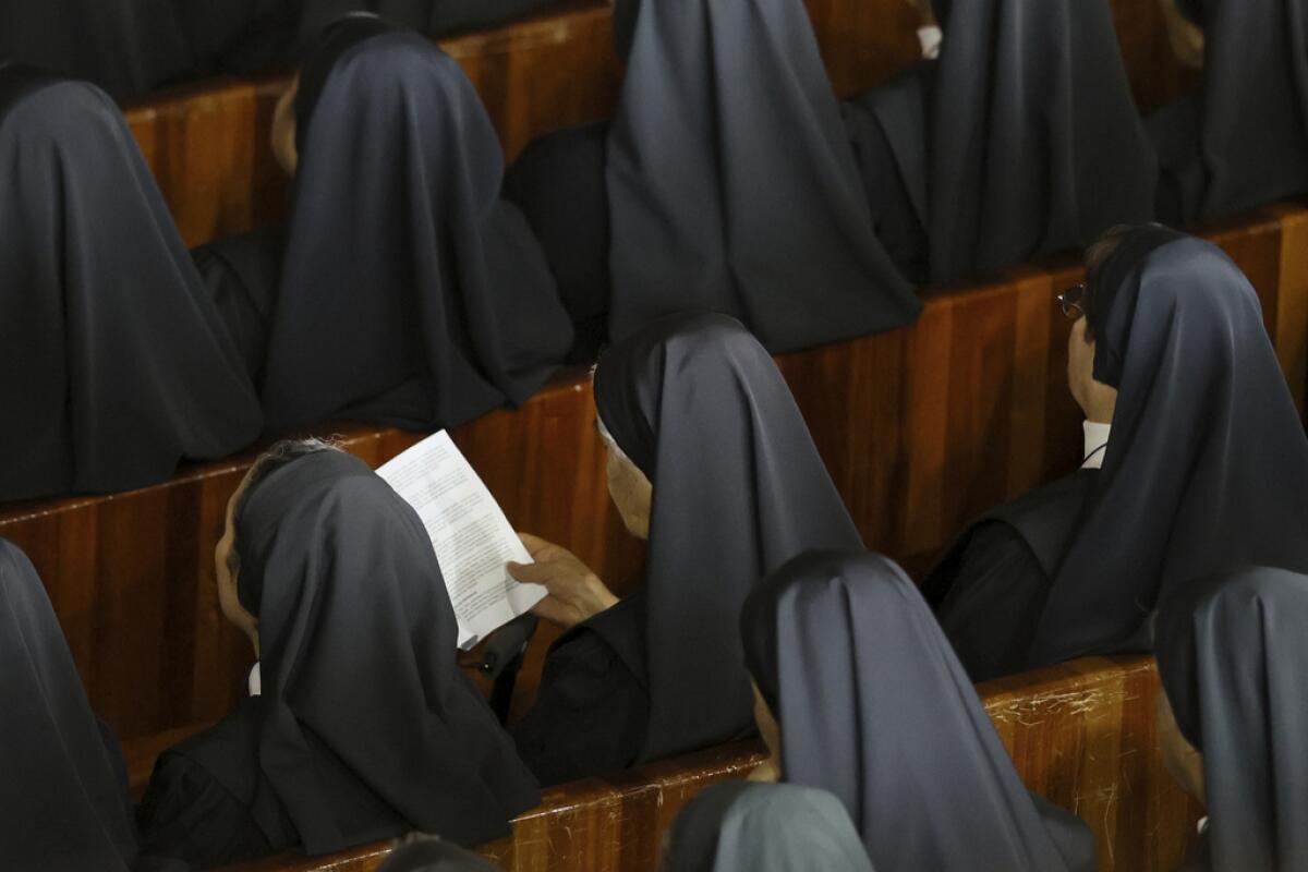 Monjas asisten a la ceremonia de beatificación