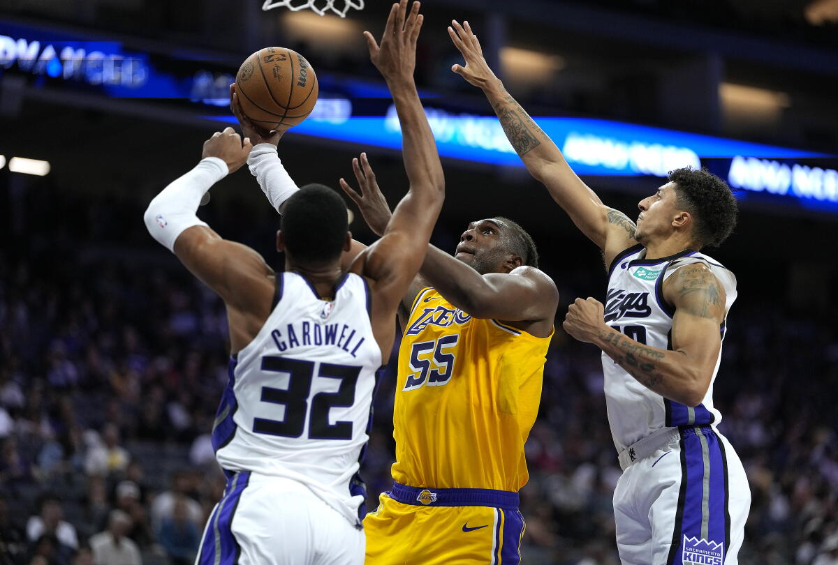 Lakers halfway Kevon Looney (center) tries to people wrong against the Kings' Dylan Cardwell (left) and Nique Clifford.