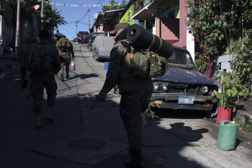 Varios de los 10.000 soldados y policías de El Salvador que participaron el sábado 3 de diciembre de 2022 en un acordonamiento de la ciudad de Soyapango, en las afueras de la capital del país, en busca de pandilleros. (AP Foto/Salvador Melendez)