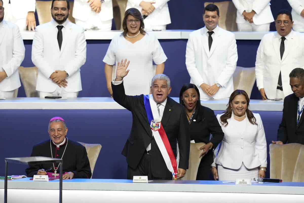 El nuevo presidente paname?o, José Raúl Mulino, saluda antes de ofrecer su discurso