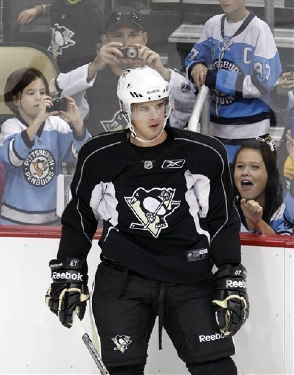 Pittsburgh Penguins center Sidney Crosby (87) gives the fan the