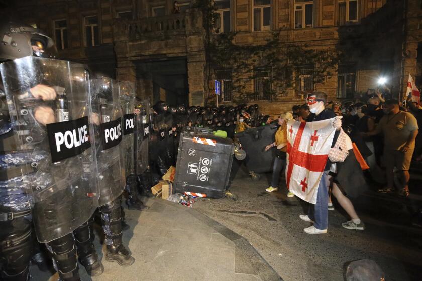 Policías antimotines impiden el paso de manifestantes reunidos para protestar contra "la ley rusa" en Tiflis, Georgia, el martes 30 de abril de 2024. (AP Foto/Zurab Tsertsvadze)