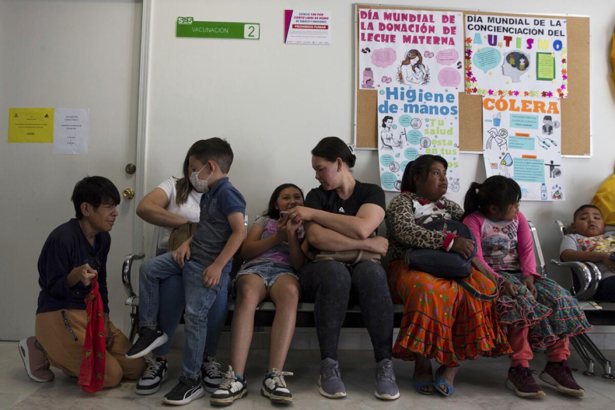 Un grupo de personas esperan a ser vacunadas