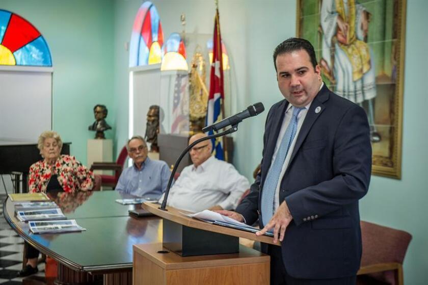 El presidente de la organización Herencia Cultural Cubana en Miami, Daniel Pedreira (d), habla durante la presentación del informe anual 2018 sobre el deterioro del Patrimonio Cubano hoy, martes 24 de julio de 2018, en Miami (EE.UU.). EFE