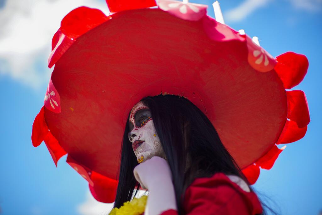 Una persona asiste al desfile anual