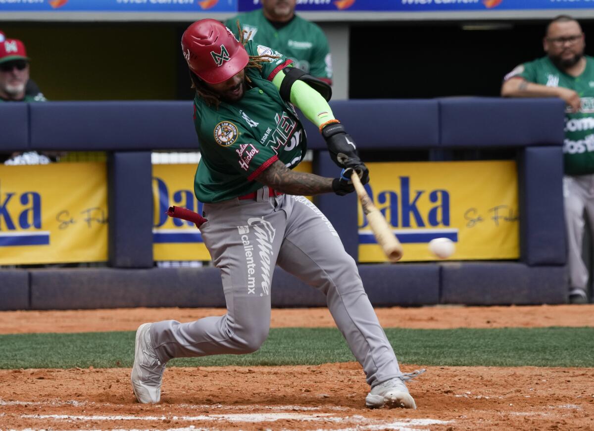 El jardinero de México Justin Dean conecta un sencillo frente a República Dominicana en la Serie del Caribe 