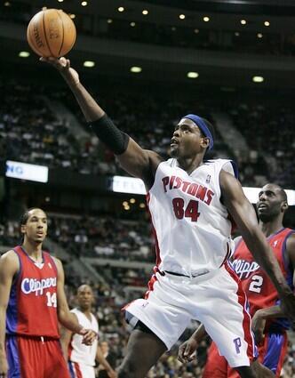 Chris Webber flips a shot for two of his 19 points in front of Clippers forward Tim Thomas.