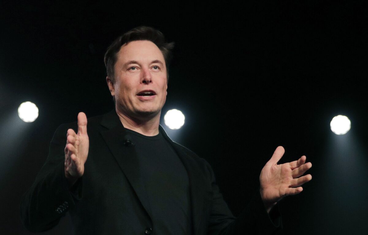 ARCHIVO - El director general de Tesla, Elon Musk, habla antes de develar el Modelo 