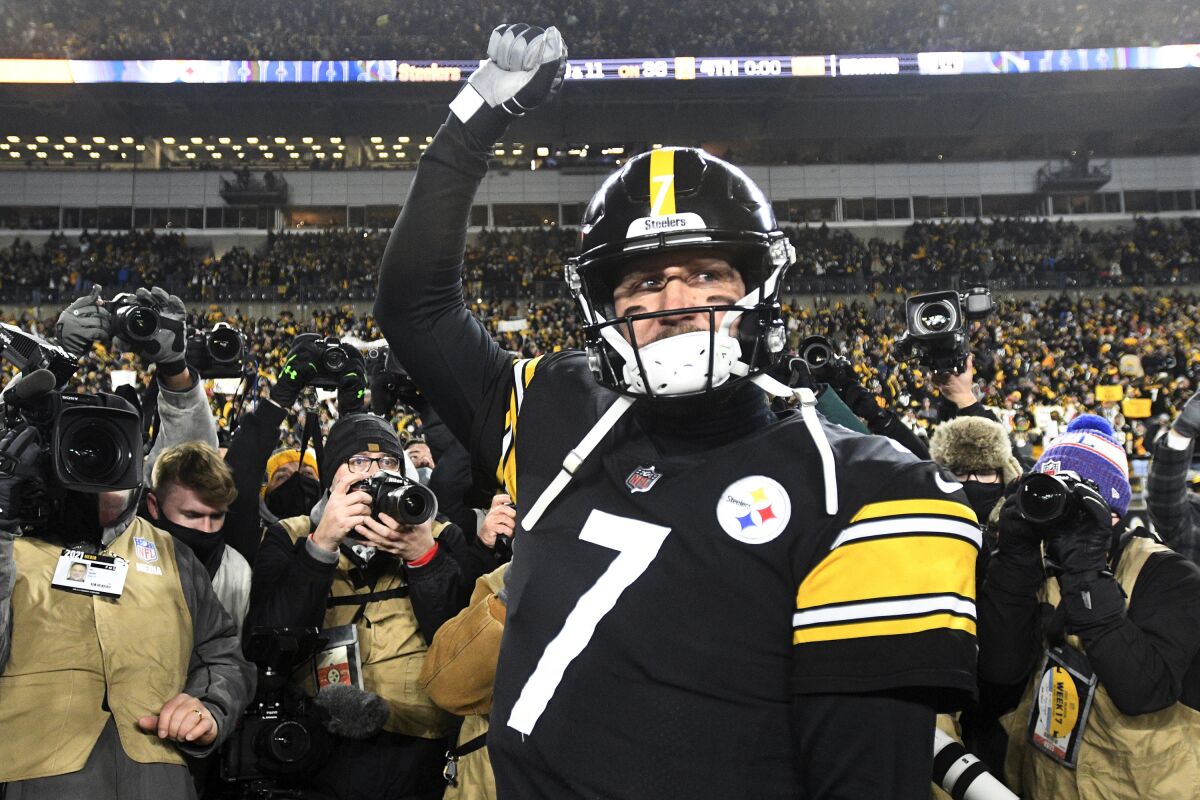 Pittsburgh Steelers quarterback Ben Roethlisberger (7) waves to fans before he leaves the field after an NFL football game against the Cleveland Browns, Monday, Jan. 3, 2022, in Pittsburgh. The Steelers won 26-14. (AP Photo/Don Wright)