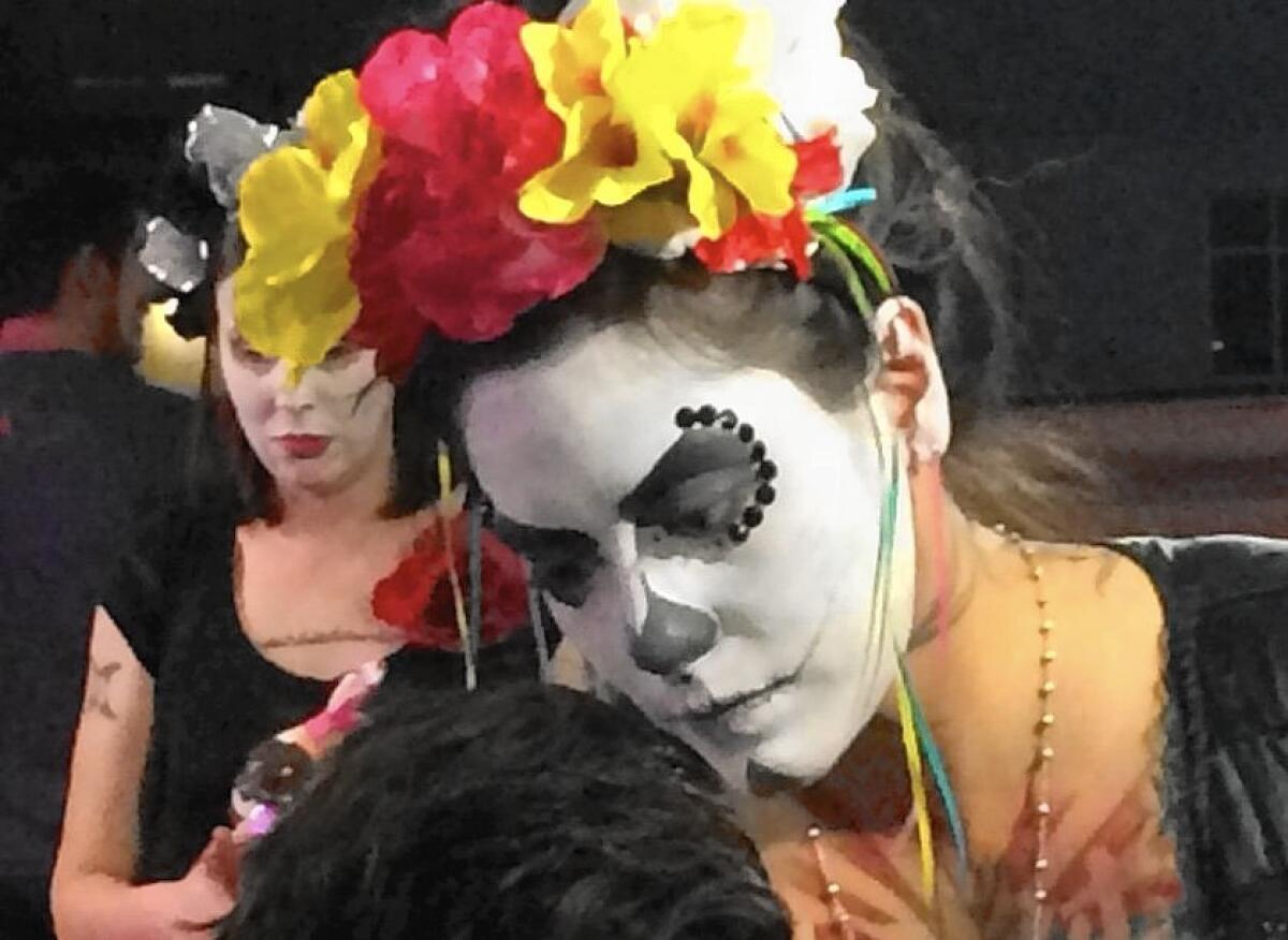 Many participants had their faces painted in the Dia de los Muertos style to resemble skulls.