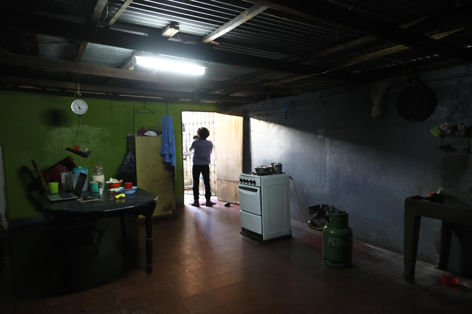 Un residente que vive cerca de una universidad en Managua recuerda cómo el gobierno desplegó gas lacrimógeno contra los manifestantes, y cómo una lata llenó su cocina con el gas, obligando a él y a su familia a refugiarse en un dormitorio con una toalla mojada metida debajo de la puerta.