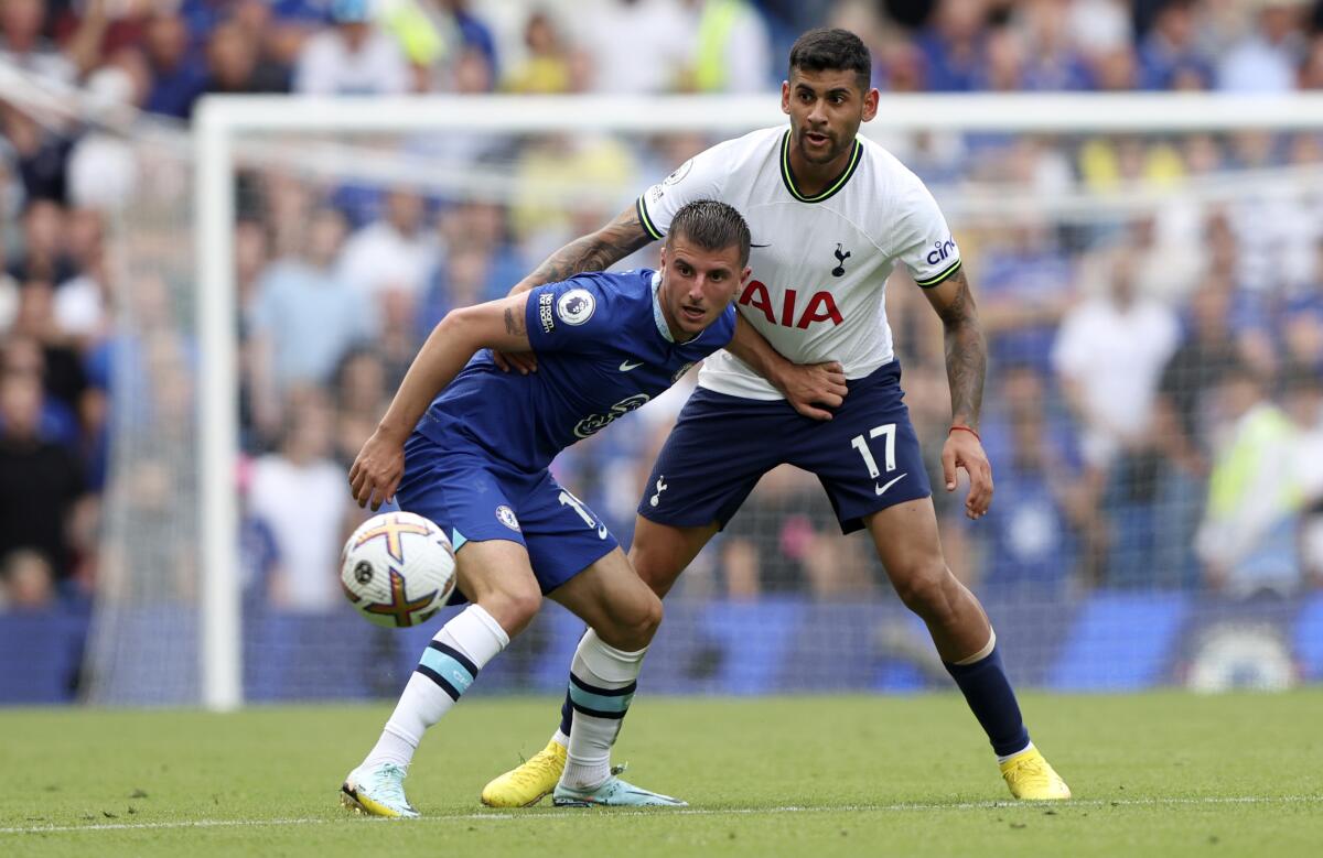 El zaguero argentino de Tottenham Cristian Romero defiende ante el atacante de Chelsea Mason Mount