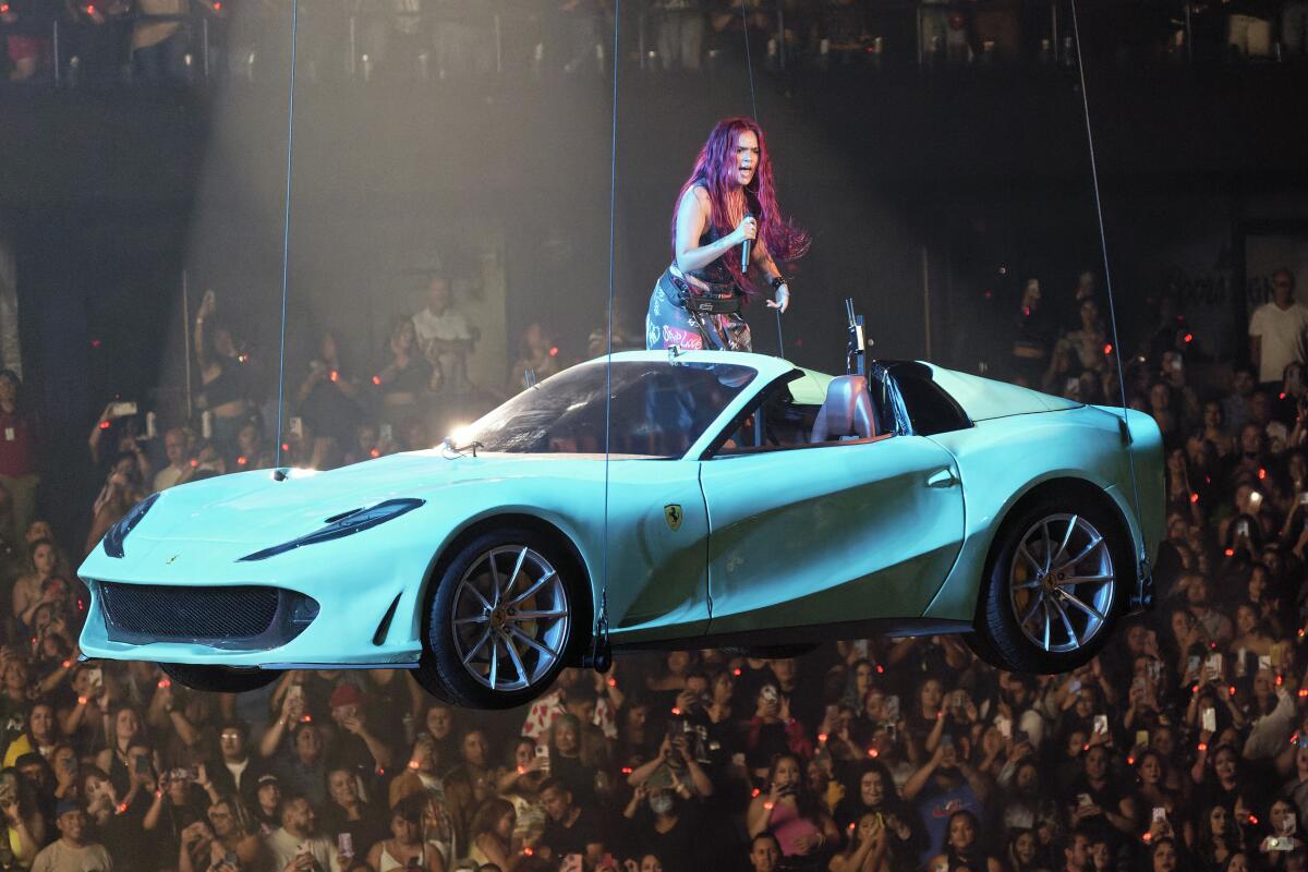 Durante la gira, Karol G se muestra en las alturas sobre un ferrari verde aguamarina para interpretar su éxito El Makinon.