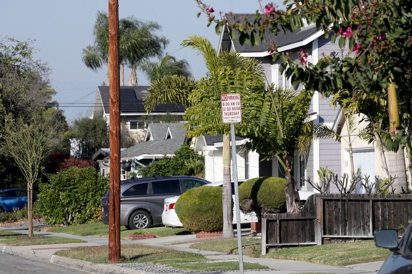 LONG BEACH, CALIF. - DEC. 9, 2022. Homes along Iriquois Avenue in Long Beach. (Luis Sinco / Los Angeles. Times)
