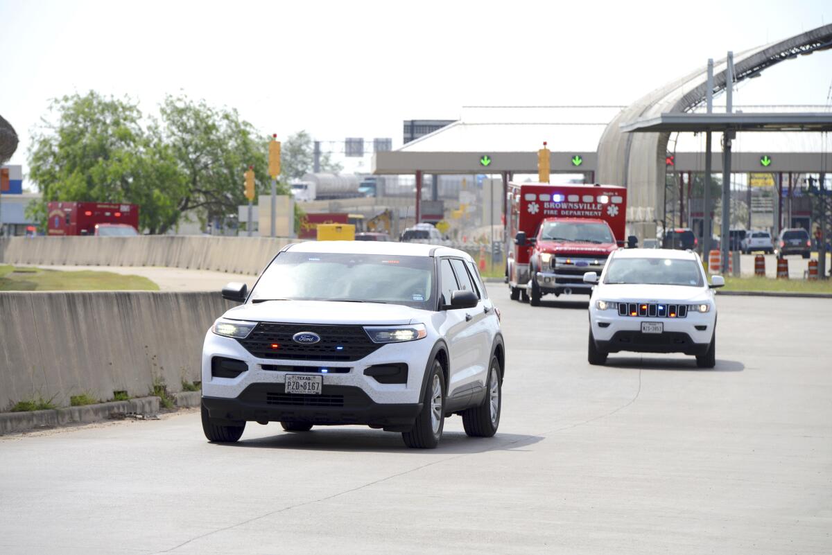 Dos vehículos del FBI escoltan dos ambulancias del Departamento de Bomberos EMS de Brownsville 
