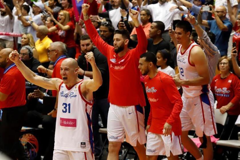 Jugadores de Puerto Rico celebran al vencer a Uruguay este lunes, en el último juego de la clasificación al Campeonato Mundial de Baloncesto China 2019 entre Puerto Rico y Uruguay, en el Coliseo Roberto Clemente en San Juan (Puerto Rico). EFE