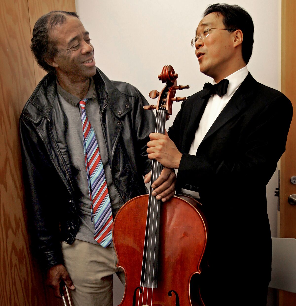 Nathaniel Ayers (solda) ve Yo Yo Ma, 2006'da Los Angeles'taki Walt Disney Konser Salonu'nda sohbet ediyor. 