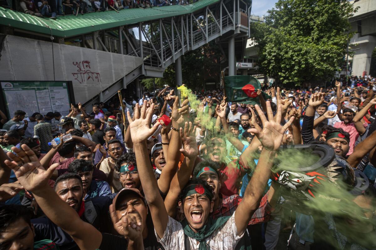 Manifestantes lanzan consignas al celebrar la renuncia de la primera ministra Sheikh 