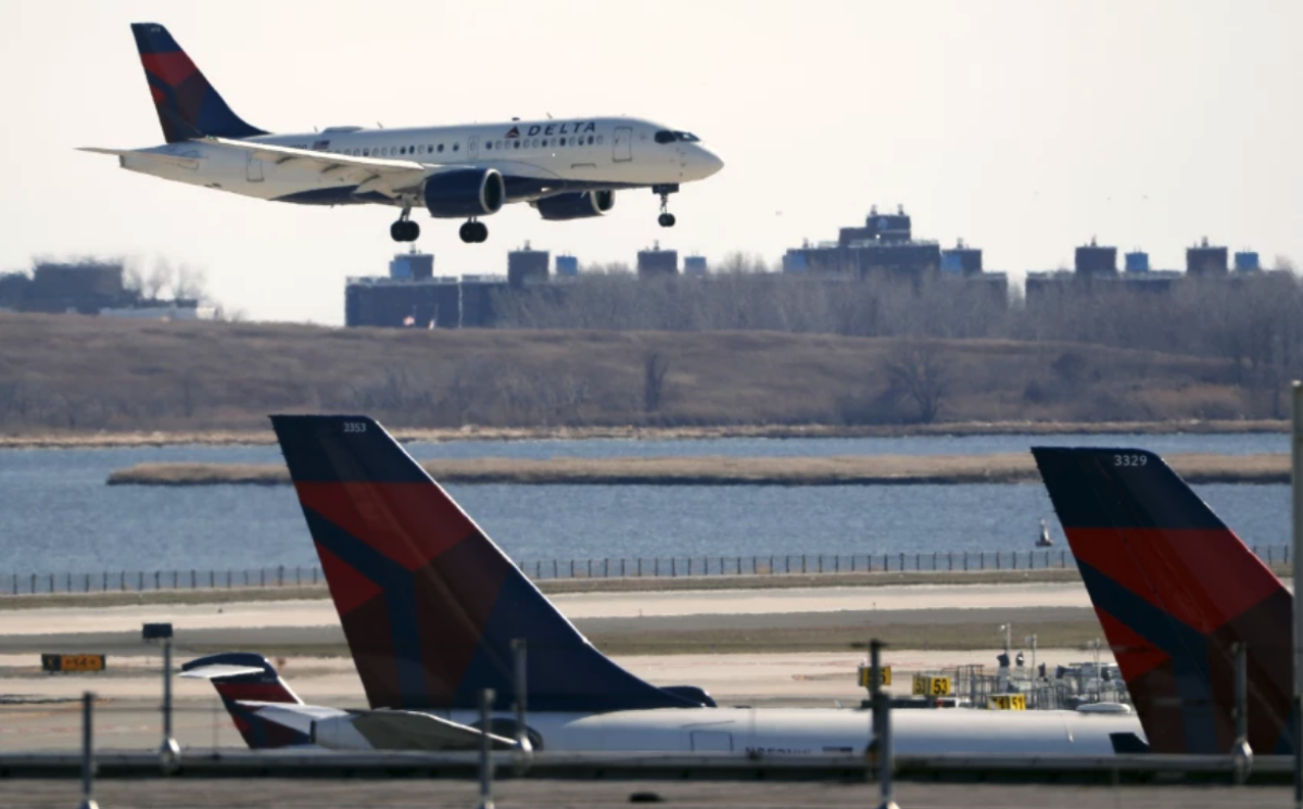 ARCHIVO - Un jet de Delta Airlines aterriza en el Aeropuerto Internacional John F. Kennedy