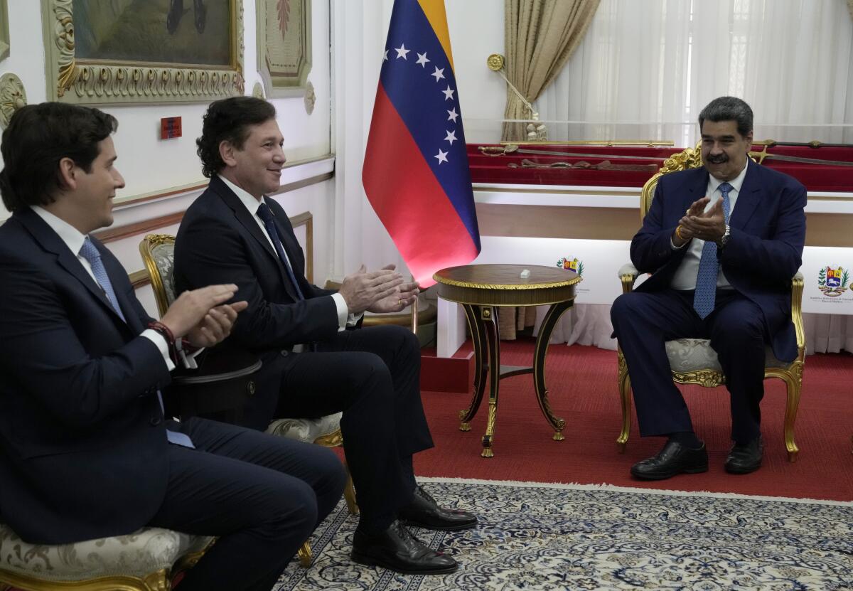 El presidente de Venezuela Nicolás Maduro junto al presidente de la CONMEBOL Alejandro Dominguez