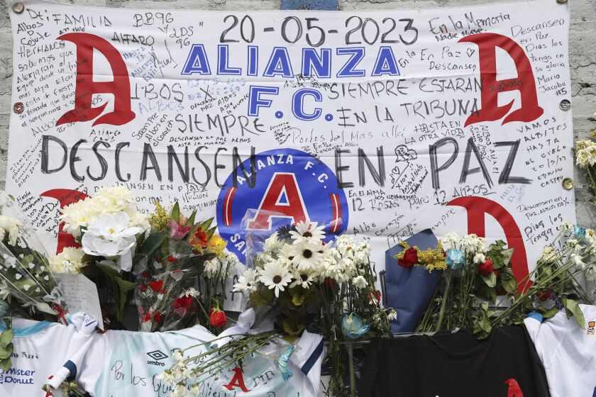 En la foto del lunes 22 de mayo de 2023 se aprecia un altar erigido por los aficionados al fútbol que perecieron en el Estadio Cuscatlán de San Salvador (AP Foto/Salvador Meléndez)