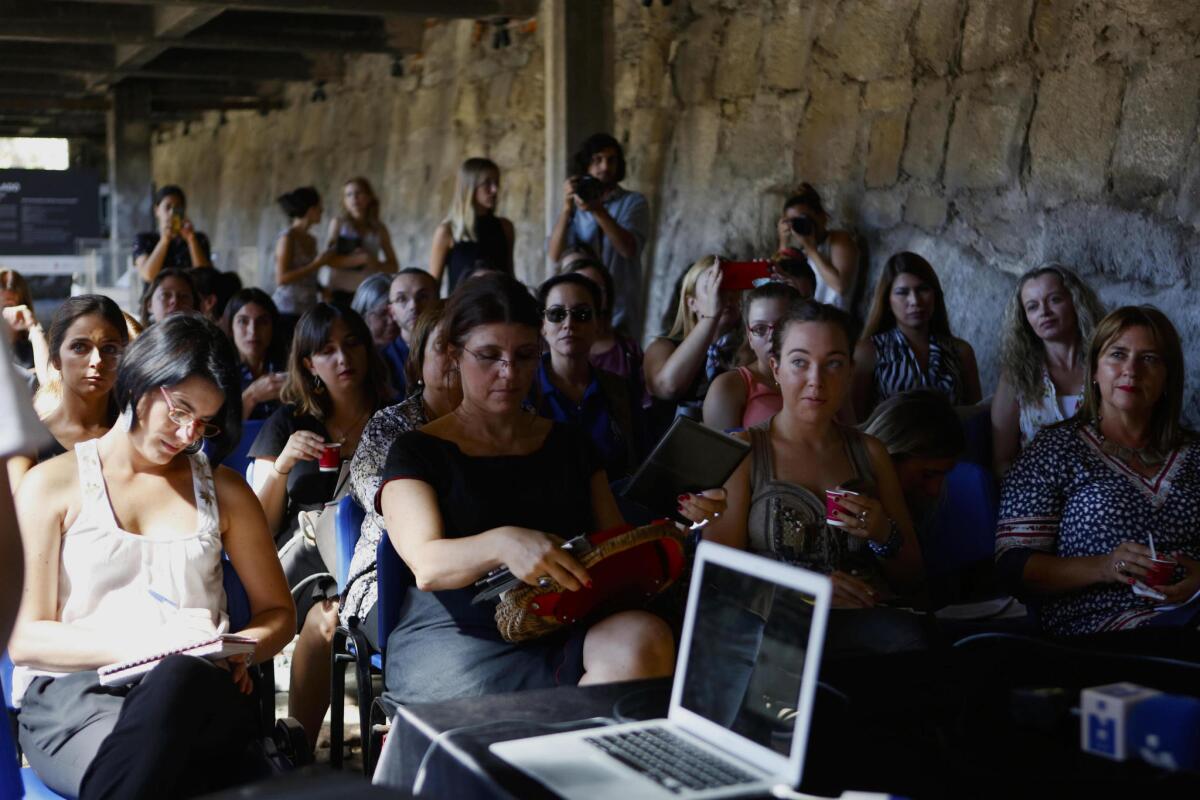 Los invitados al lanzamiento del evento MOLA (Moda Latinoamericana) en Montevideo asisten a una presentación donde se explican la apuesta del evento por fortalecer la moda sustentable en Latinoamérica y generar alternativas de desarrollo sostenible especialmente enfocadas en los jóvenes.