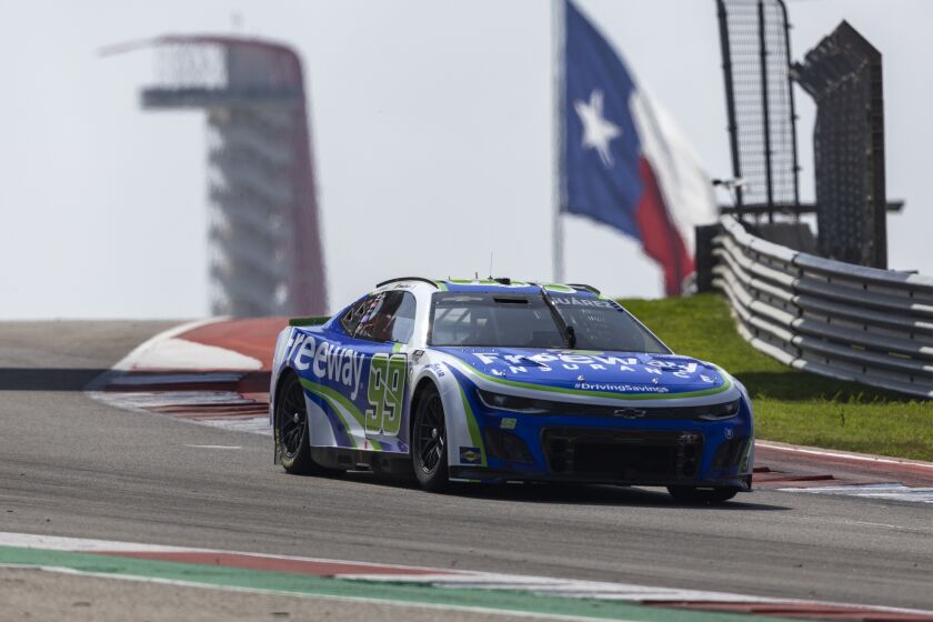 El mexicano Daniel Suárez conduce en la carrera de la NASCAR realizada en Austin, Texas, el domingo 26 de marzo de 2023 (AP Foto/Stephen Spillman)