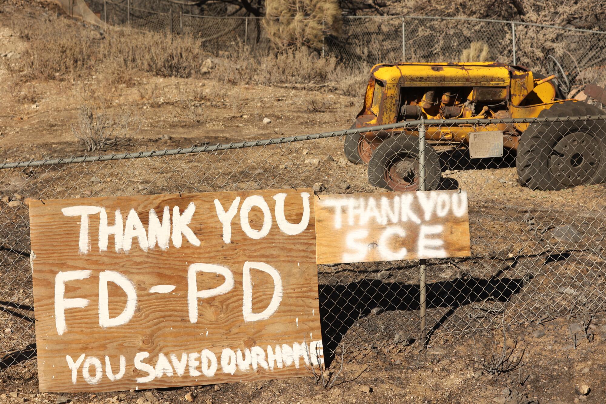 Un letrero pintado a mano sobre un tablero de madera contrachapada dice "Gracias FD-PD."