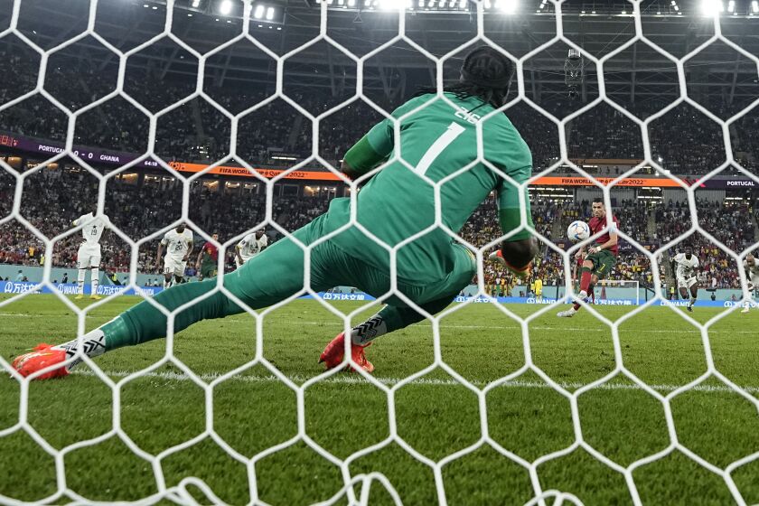 El portugués Cristiano Ronaldo anota desde el punto de penalti en el juego del Grupo H del Mundial que enfrentó a Portugal y Ghana, en el estadio 974 de Doha, Qatar, el 24 de noviembre de 2022. (AP Foto/Manu Fernández)