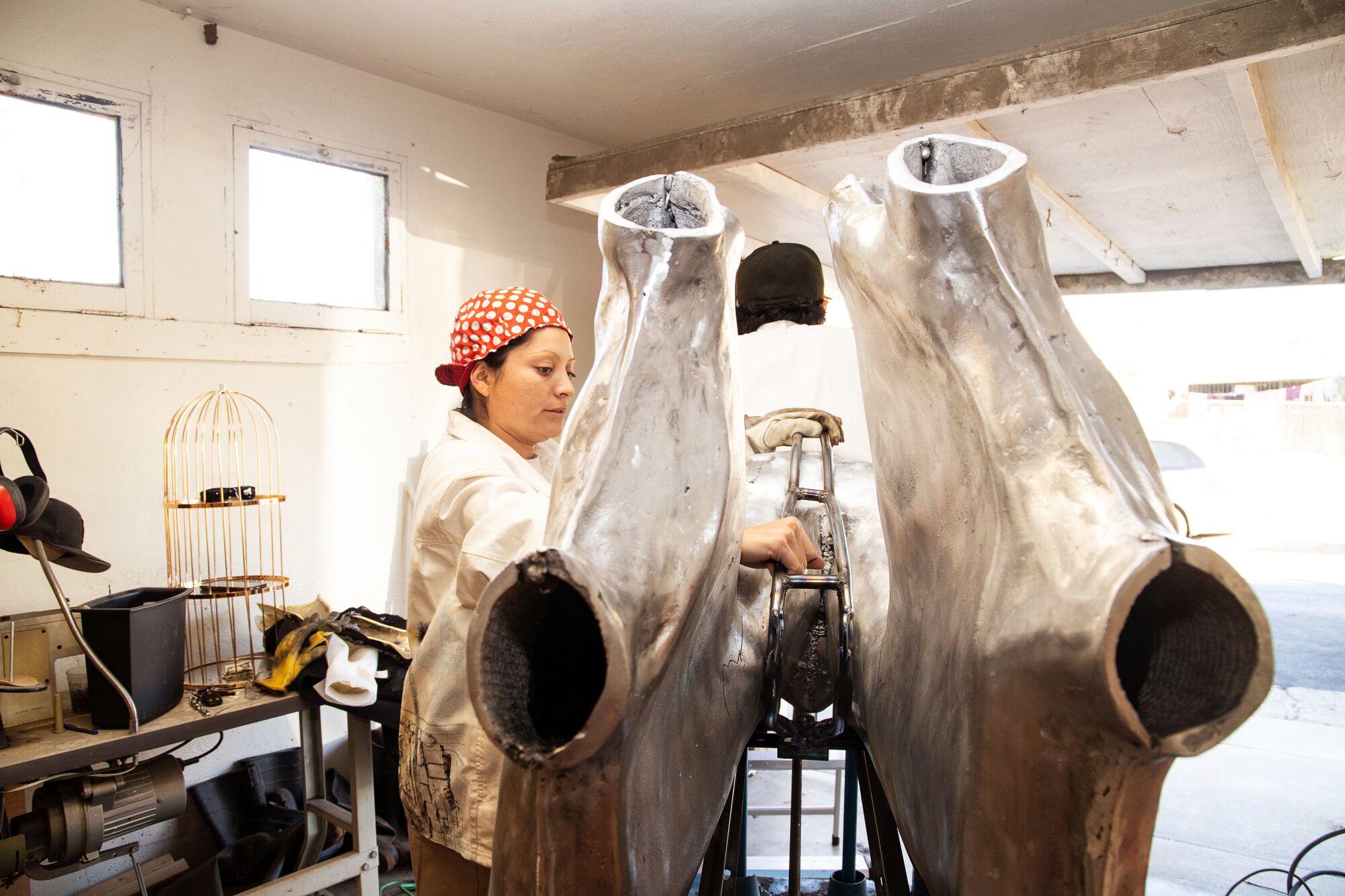 Karla Ekatherine Canseco working on "Corpo RanfLA" in rafa esparza's garage.