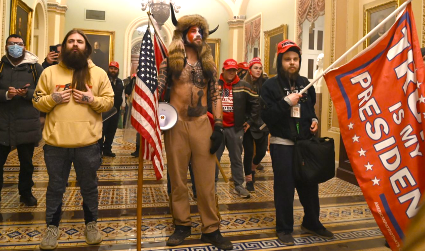 Cuando un miembro de Qanon disfrazado de bisonte presidió el Senado de EEUU