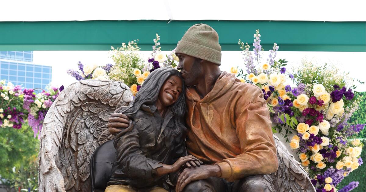 Lakers unveil new statue honoring 'Girl Dad' Kobe Bryant's bond with daughter Gianna