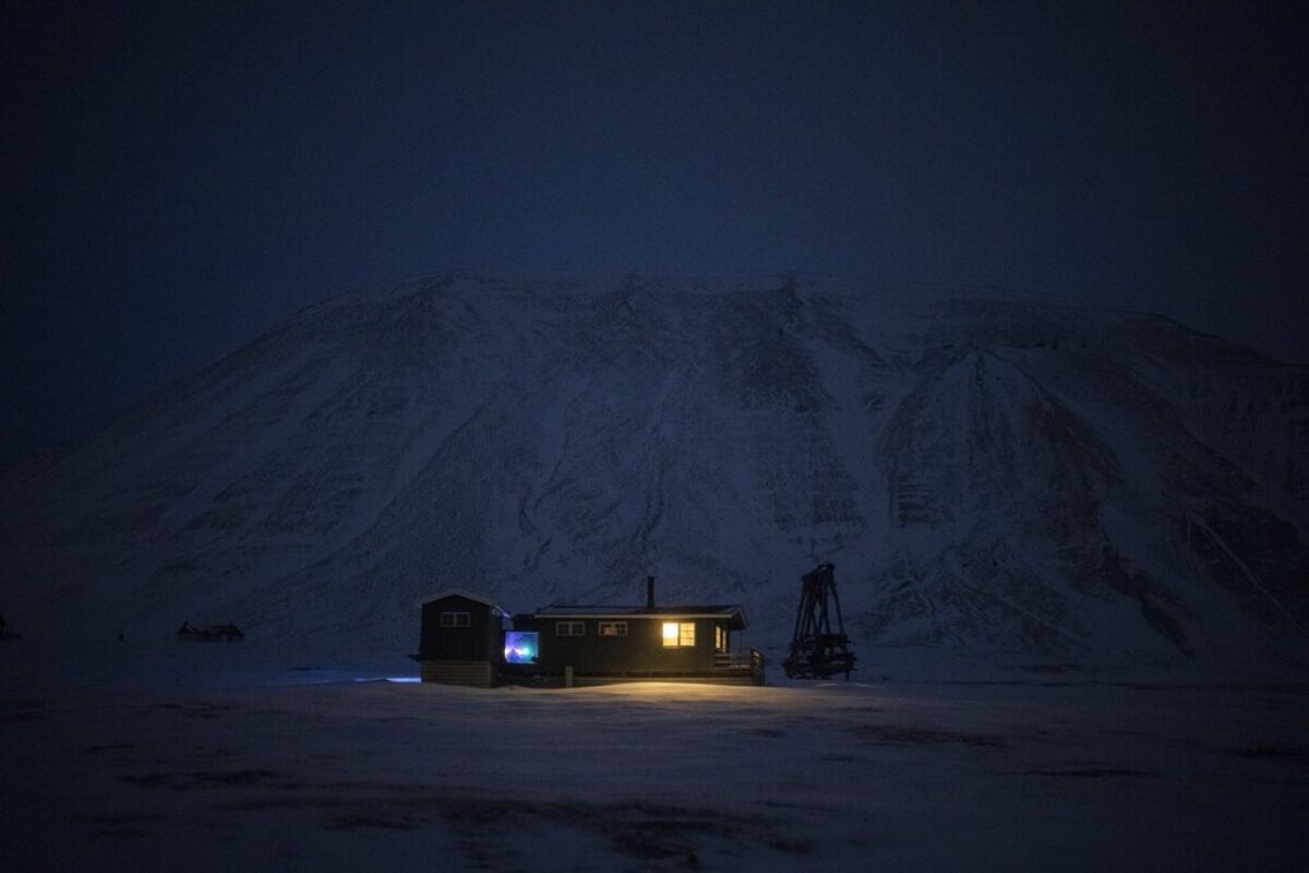 La cabaña Svalbard Kirke ilumina la noche polar en Bolterdalen