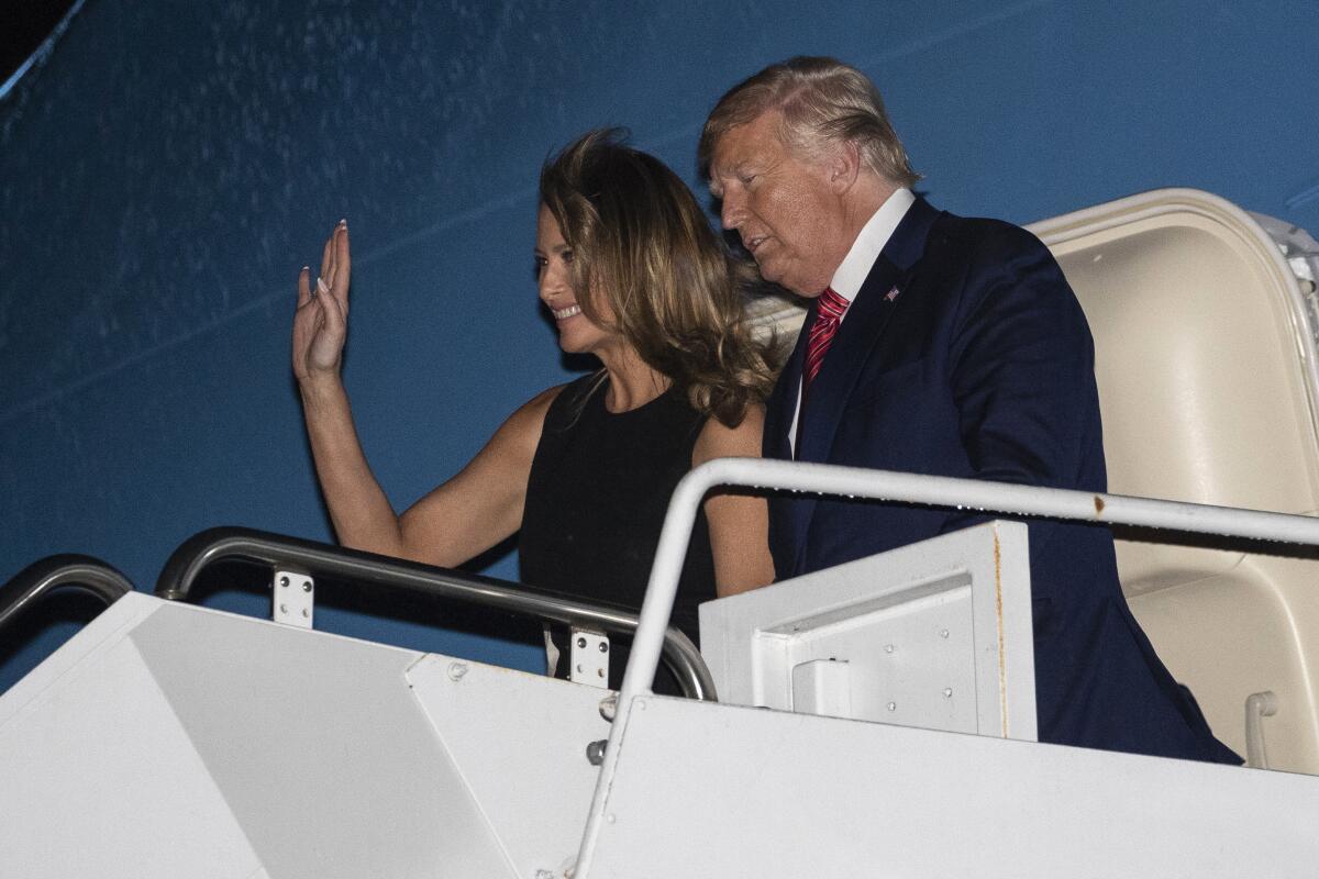 El presidente Donald Trump y la primera dama Melania descienden del Air Force One en el Aeropuerto Internacional Palm Beach, el viernes 14 de febrero de 2020, en West Palm Beach, Florida. (AP Foto/Alex Brandon)