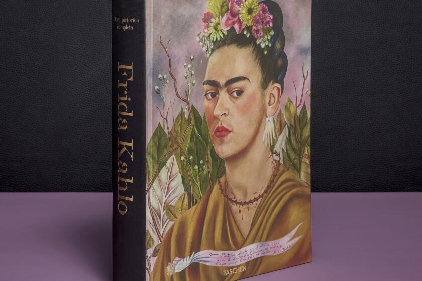 En esta imagen proporcionada por Taschen la portada de "Frida Kahlo: The Complete Paintings" (“Frida Kahlo. Obra pictórica completa”), publicado el 6 de septiembre. (Taschen via AP)