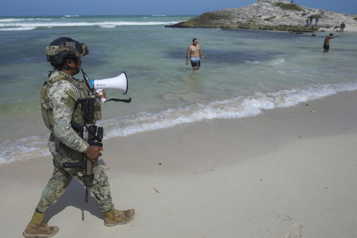 Un soldado les pide a turistas que evacúen la playa Mirador