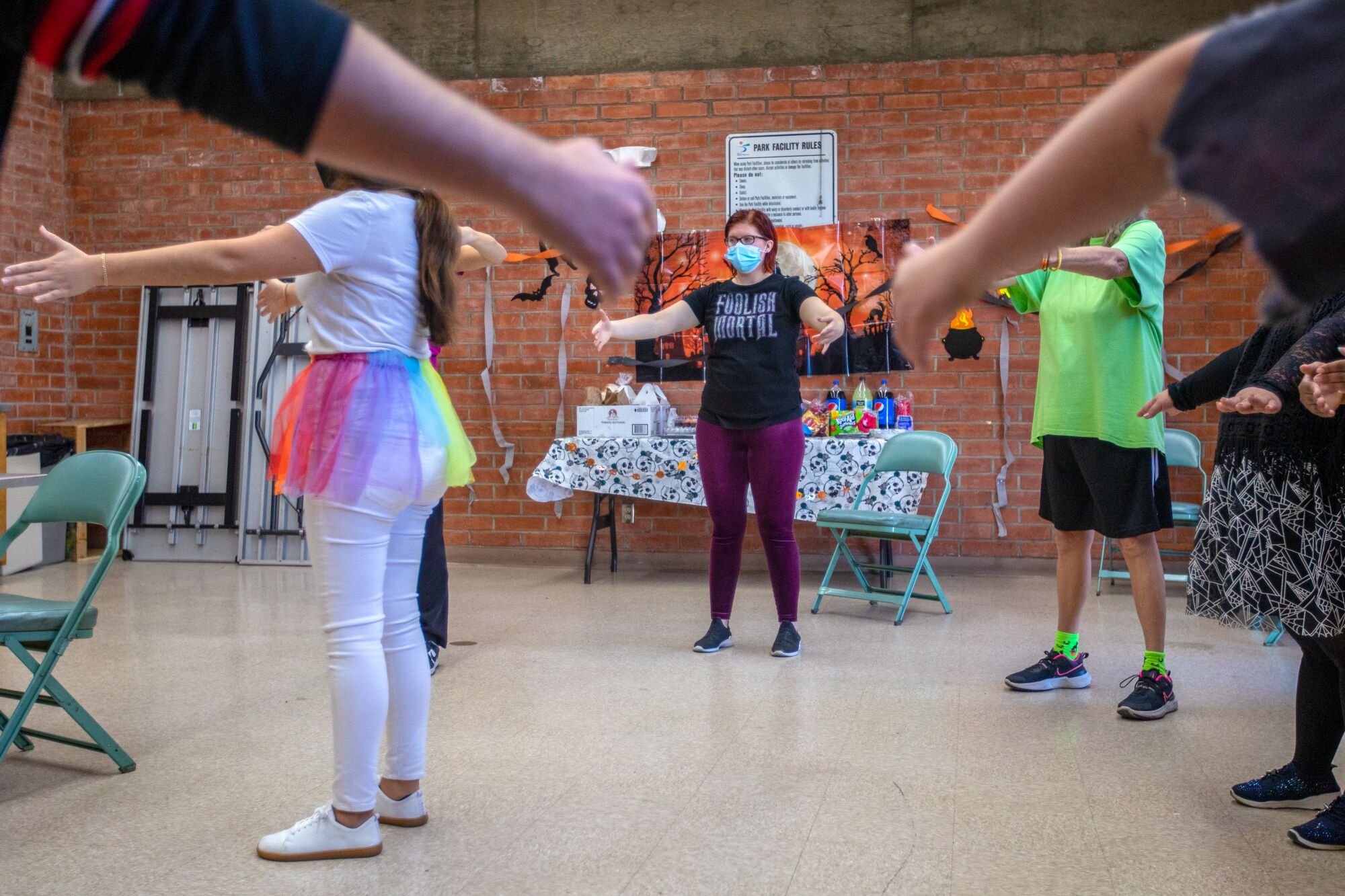 Eğitmen Rachel Symons, merkez, Let's Dance It Out sınıfında öğrencilerle dans ediyor.