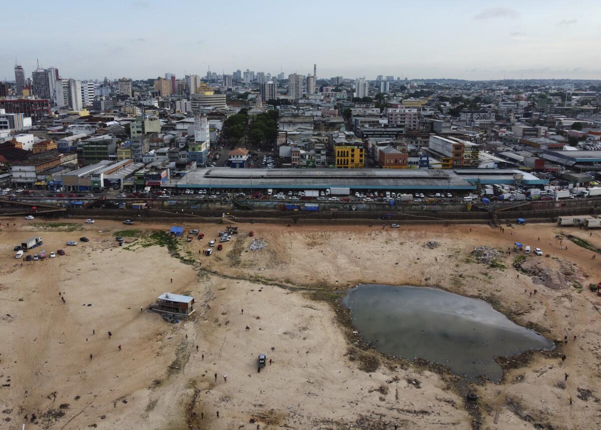 Parte seca del río Negro en el puerto de Manaus,