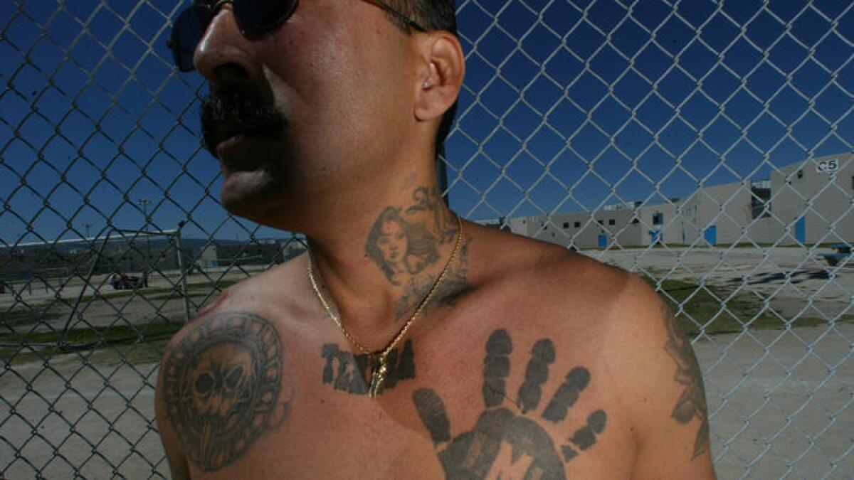 Exhibiendo un tatuaje de la “Mano Negra” de la Mafia Mexicana, René Enríquez, ex miembro del grupo, habla en la prisión estatal de Lancaster sobre el desarrollo de la organización criminal. Enríquez cumple una cadena perpetua por dos asesinatos realizados mientras formaba parte de la Mafia Mexicana.