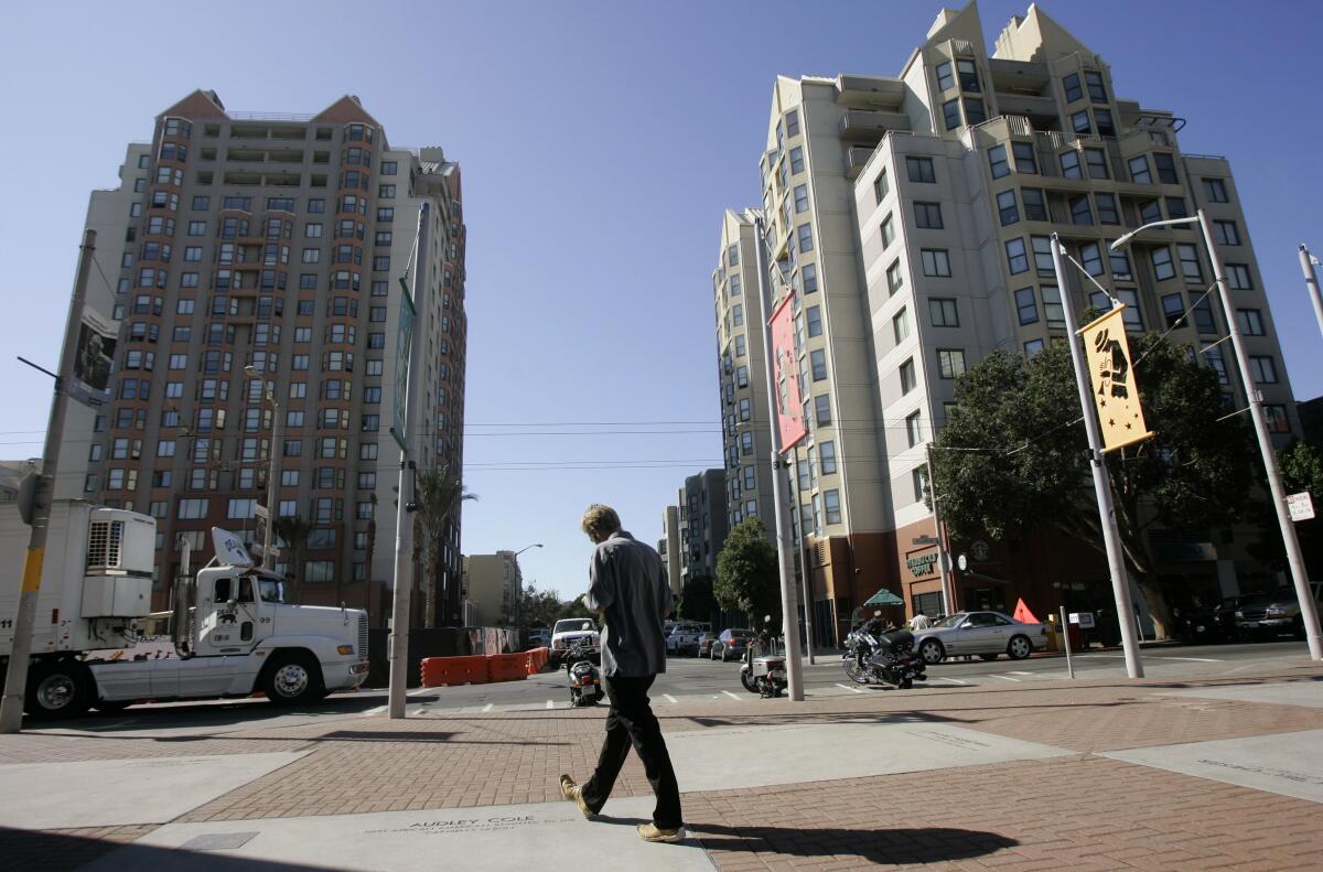 ARCHIVO - Un hombre pasa frente a edificio en el distrito Fillmore de San Francisco, 