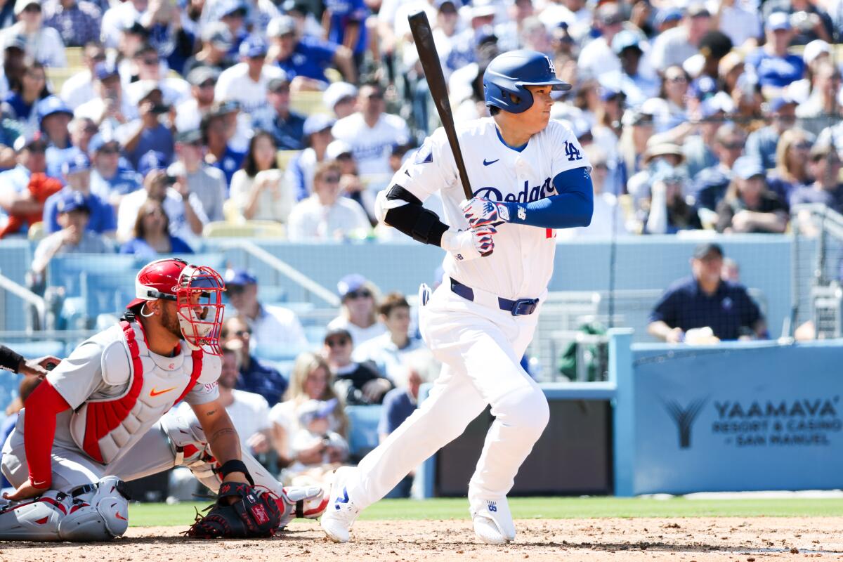 Bintang Dodgers Shohei Ohtani bernyanyi pada inning kelima pada hari Kamis melawan Cardinals.