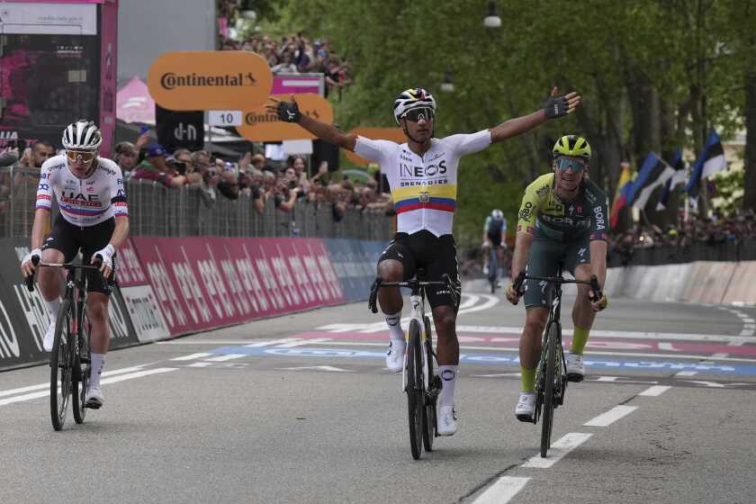 El ecuatoriano Jhonatan Narváez celebra mientras llega a la meta para ganar la etapa 1 del Giro de Italia desde Venaria Reale a Turín, Italia, el sábado 4 de mayo de 2024. (Gian Mattia D'Alberto/LaPresse vía AP)