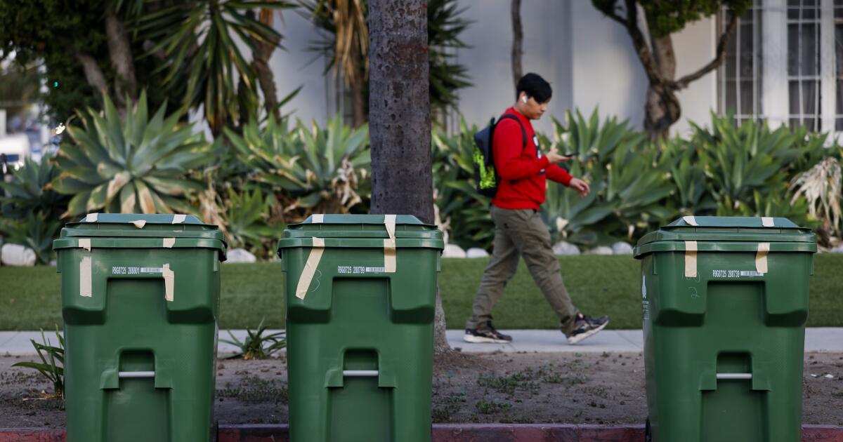 Inexperienced bins clog L.A. curbs as metropolis’s natural waste program goes into overdrive Inexperienced bins clog L.A. curbs as metropolis’s natural waste program goes into overdrive