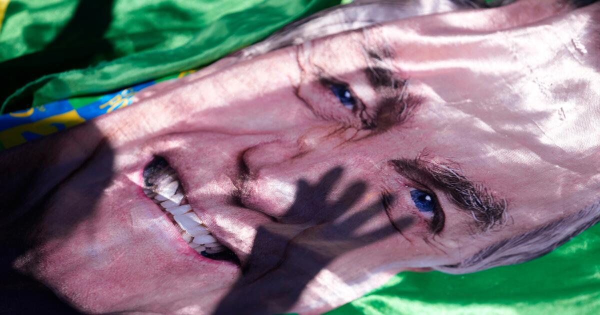 Bolsonaro sai do hospital e volta à prisão Bolsonaro sai do hospital e volta à prisão