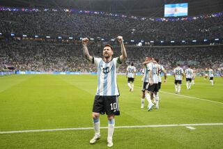 El argentino Lionel Messi celebra tras anotar el primer gol de su equipo en el encuentro ante México en el Estadio Lusail en Doha, Qatar el sábado 26 de noviembre del 2022. (AP Foto/Ariel Schalit)