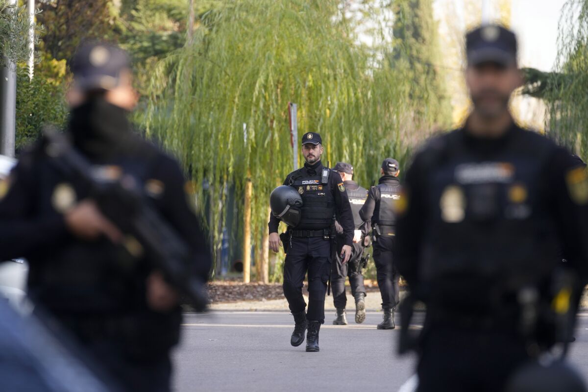 Agentes de la policía montan guardia al acordonar el área en torno a la Embajada de Ucrania en Madrid, España