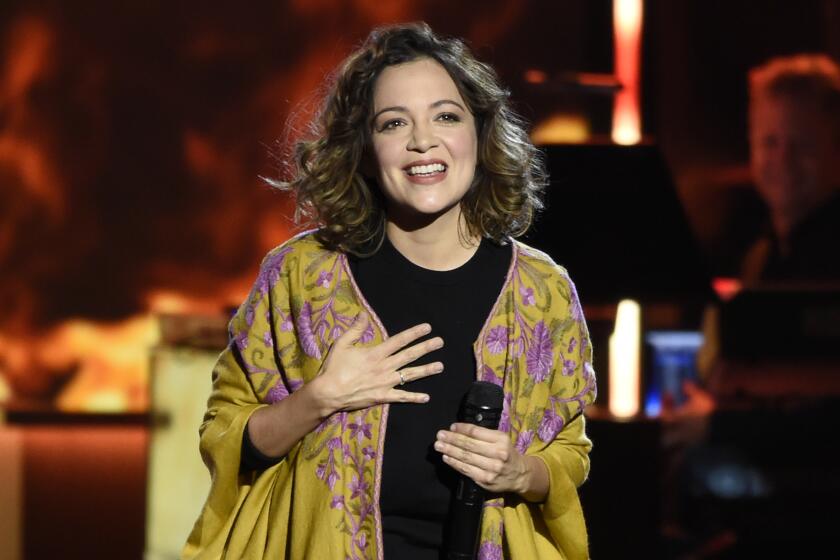 ARCHIVO - Natalia Lafourcade durante su presentación en el homenaje a la Persona del Año de la Academia Latina de la Grabaicón en honor a Alejandro el 15 de noviembre de 2017 en Las Vegas. Lafourcade ganó el premio al álbum del año en los Latin Grammy, una categoría dominada por artistas masculinos, en la 21ª entrega de los Latin Grammy el 19 de noviembre de 2020 por "Un Canto Por México, Vol. 1". Lafourcade ganó tres premios empatando a Rosalía y Carlos Vives como los artistas más premiados de la noche. (Foto Chris Pizzello/Invision/AP, archivo)