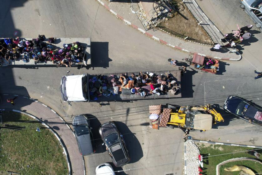 Palestinos huyen del norte de Gaza hacia el sur el viernes 13 de octubre de 2023 después que el ejército israelí ordenó el desalojo de la población de más de 1 millón de personas del norte de Gaza y de Ciudad de Gaza. (AP Foto/Hatem Moussa)