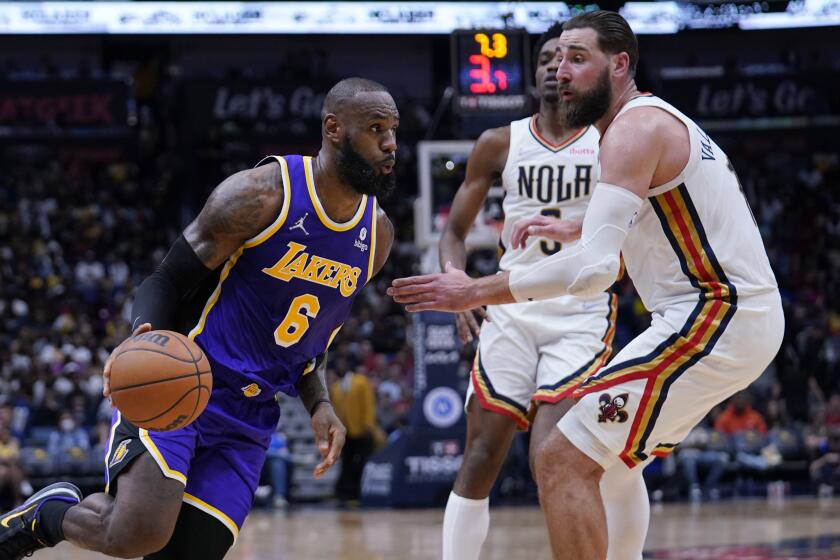 Los Angeles Lakers forward LeBron James (6) drives to the basket against New Orleans Pelicans.